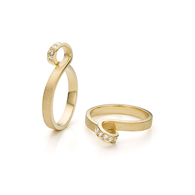 Gouden ring met diamantjes.