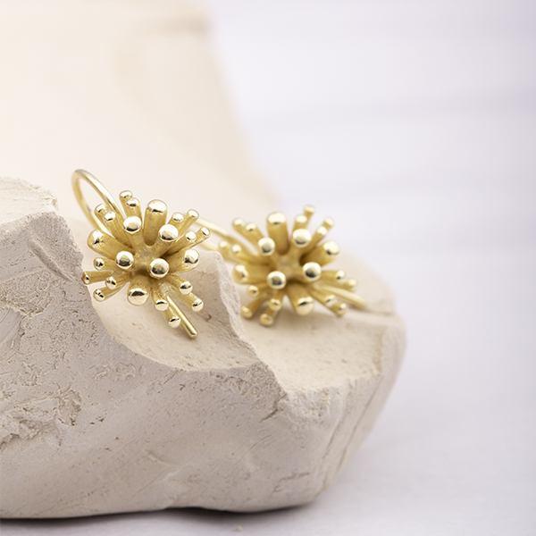 Gouden bloemvormige oorbellen