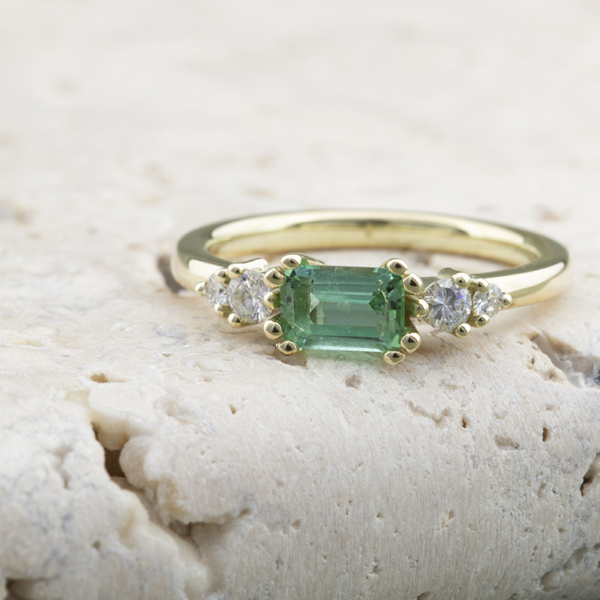 Verlovingsring met groene toermalijn en witte diamant